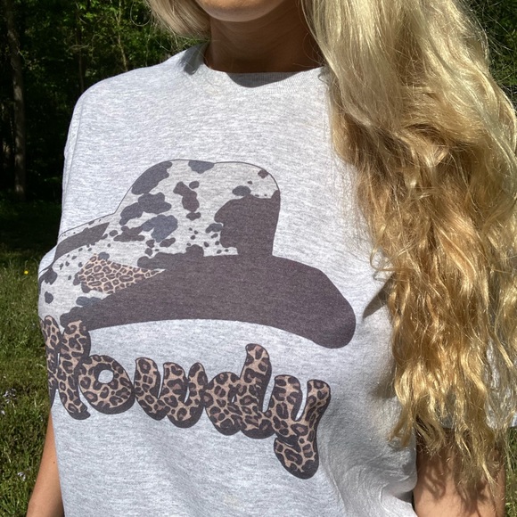 Howdy Graphic Tee - Picture 2 of 9